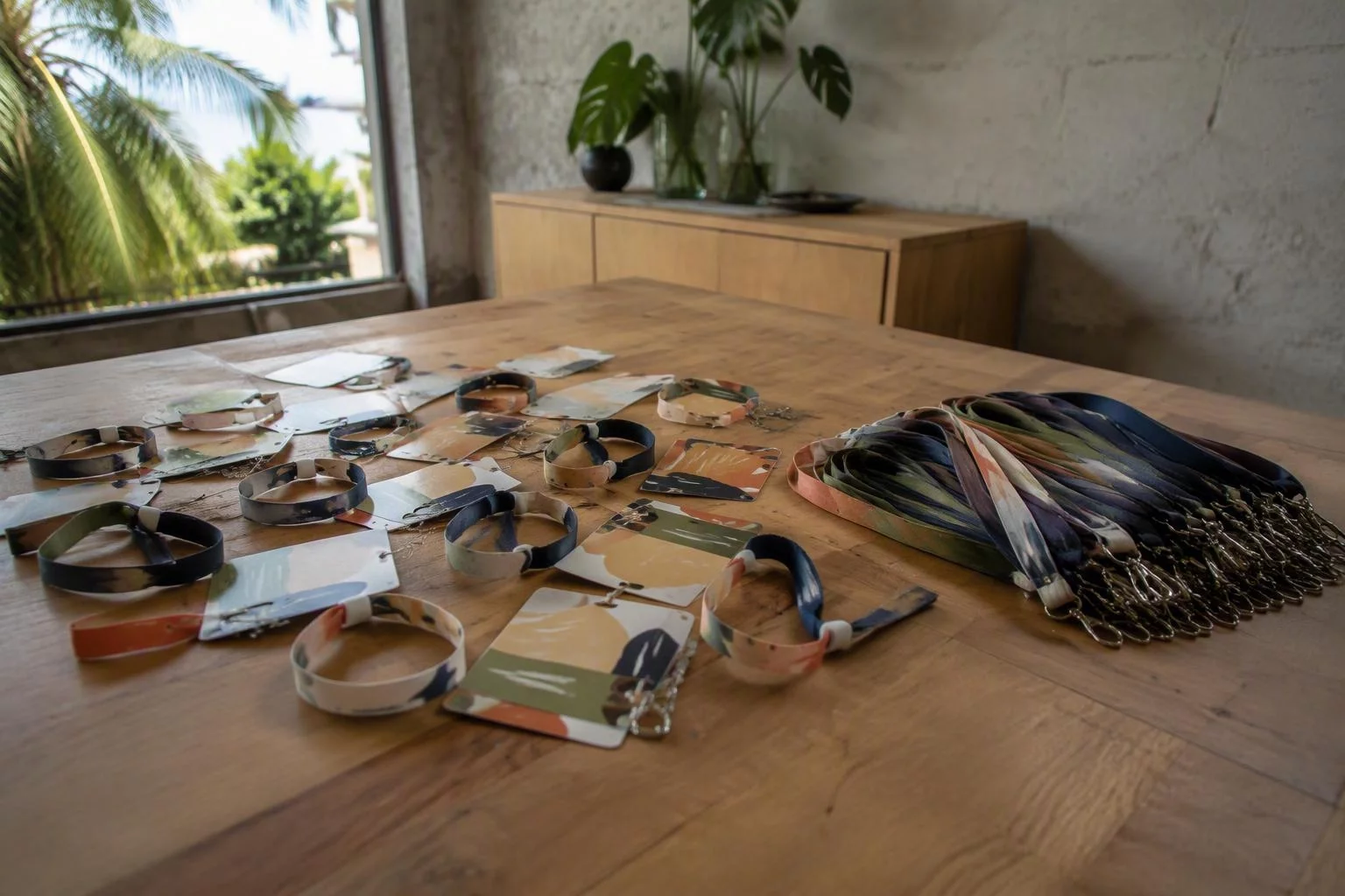 Credenciais e pulseiras do evento espalhadas sobre a mesa