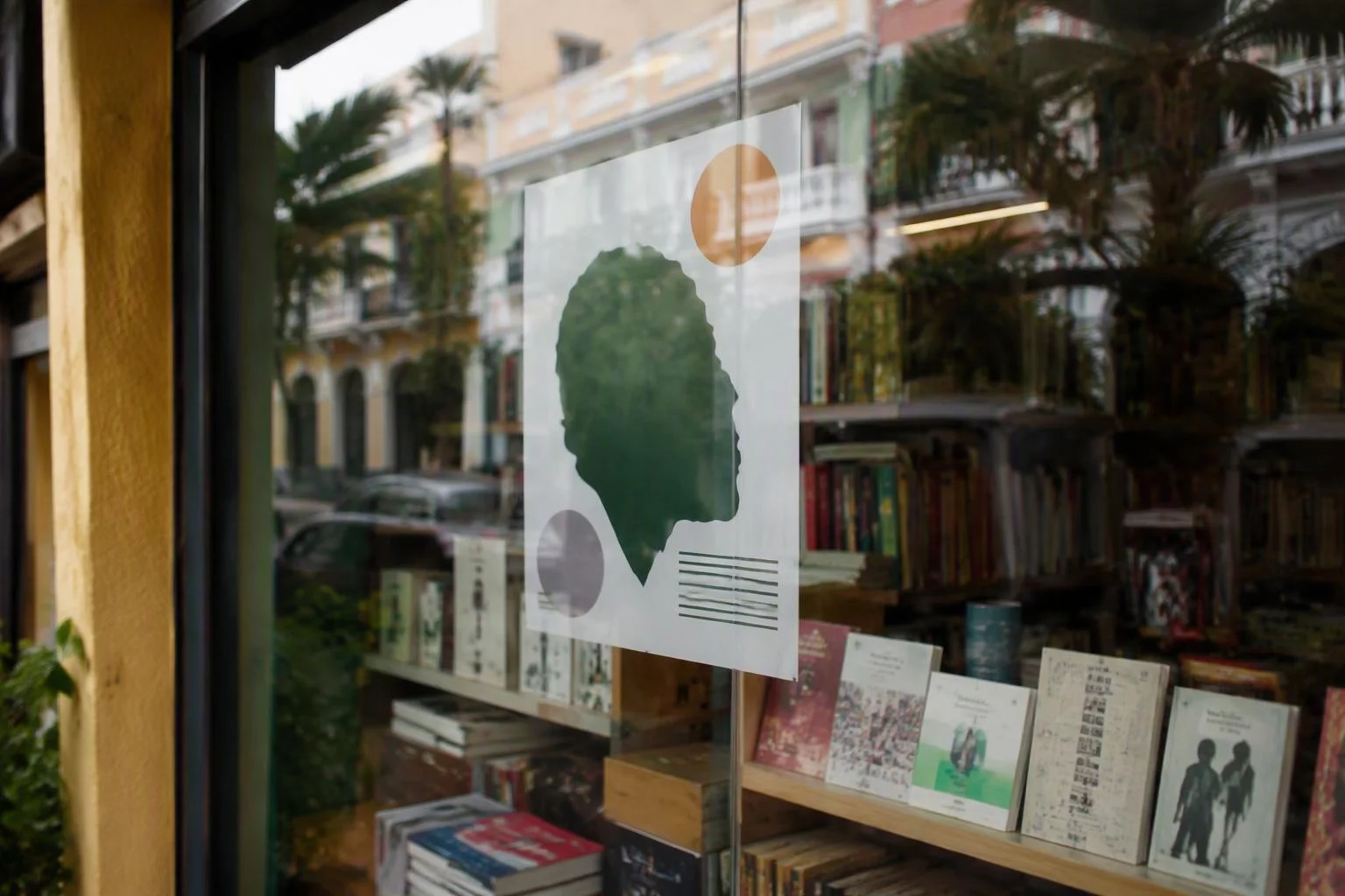 Vitrine de livraria com o cartaz do evento aplicado